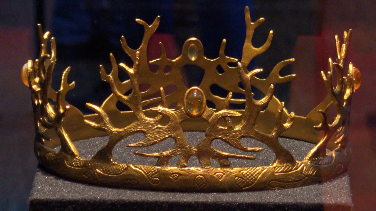 La couronne des 7 Royaumes, au style très cervidé des Barattheon